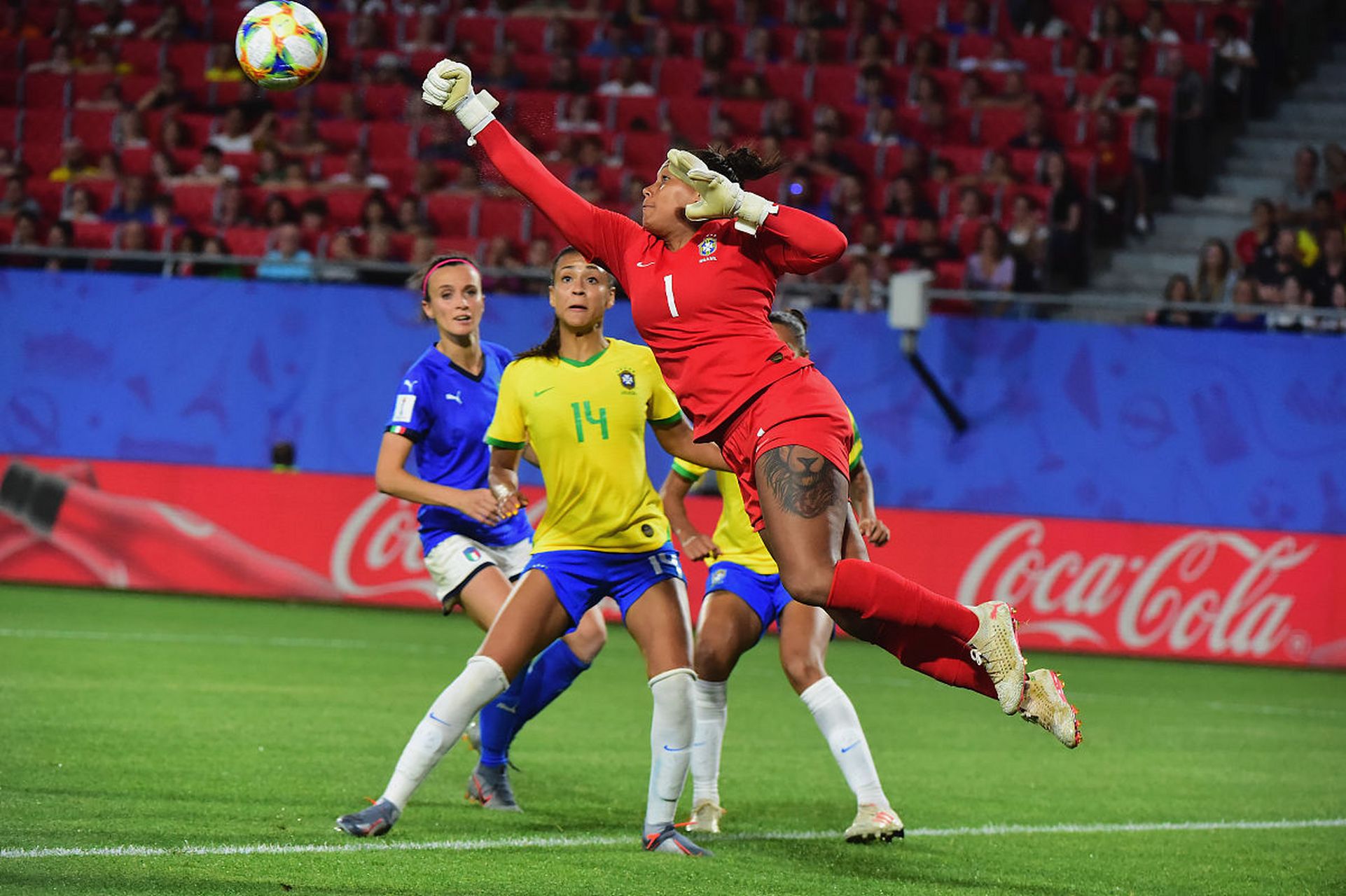 包含摩洛哥队球员表现抢眼，赢得赛场赞誉的词条