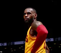 包含詹皇暴扣助队得分领先，赢得球迷赞誉的词条